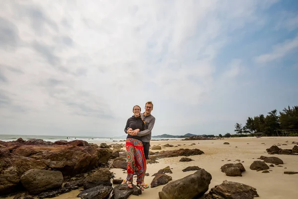 Happy Tourist Couple Son Hao Beach Quan Lan Island Bai — ストック写真