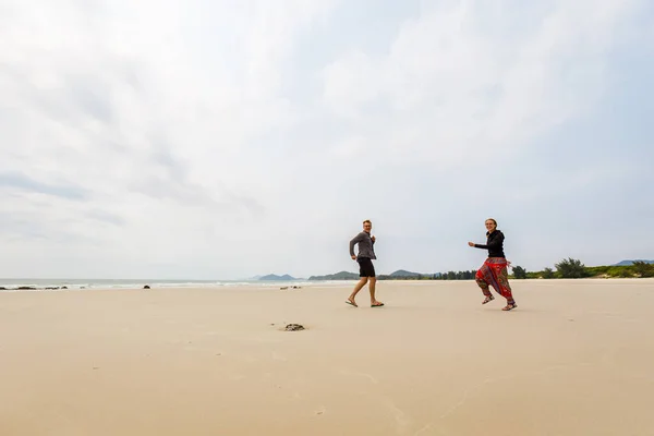 Happy Tourist Couple Son Hao Beach Quan Lan Island Bai — Stock Photo, Image