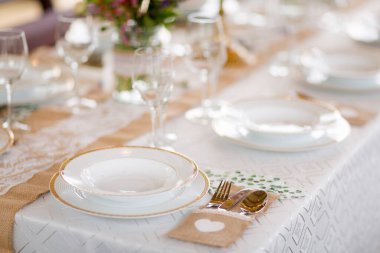 Resepsiyon masaları hazır düğün için - gelin ve damat dekore edilmiş. Lüks konsepti