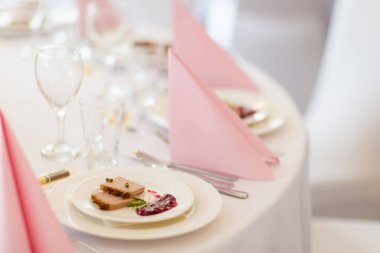 Resepsiyon masaları hazır düğün için - gelin ve damat dekore edilmiş. Lüks konsepti