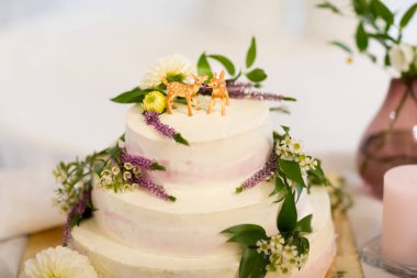 Güzel düğün pastası detayı - gelin ve damat için geleneksel tatlılar.