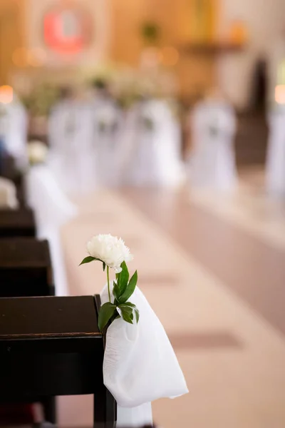 Christelijke Detaill Kerk Decoratie Voor Bruiloft Huwelijksceremonie Romantische Bloemen Concept — Stockfoto
