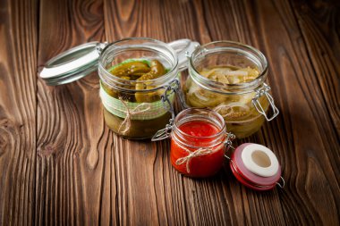 Doğal DIY turşu ve sıcak biber sosu