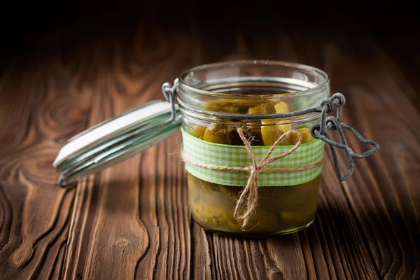 Naturliga diy pickles med chili och vitlök i en burk — Stockfoto