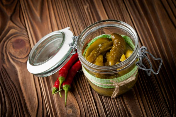 Naturliga diy pickles med chili och vitlök i en burk — Stockfoto