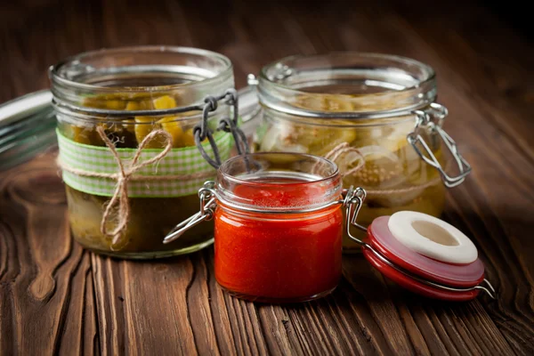 Naturliga diy pickles och chilisås — Stockfoto