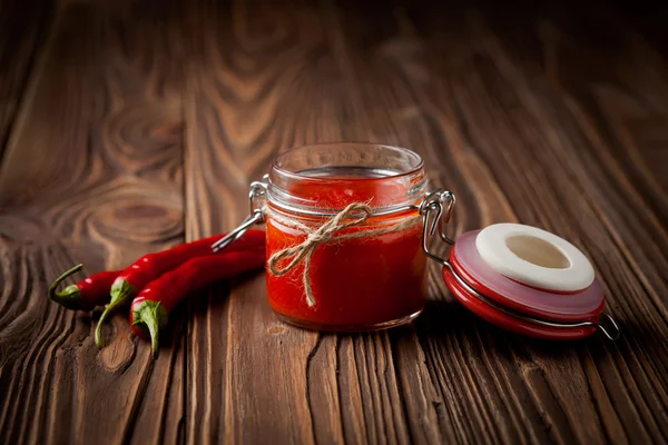 Sriracha přírodní diy chilli omáčka — Stock fotografie