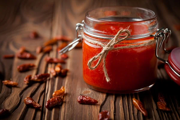 Sriracha přírodní diy chilli omáčka — Stock fotografie