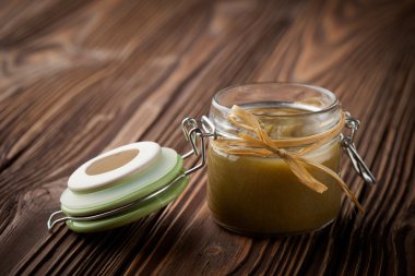 Doğal DIY yeşil biber sosu 