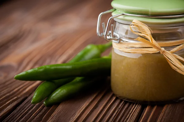 Přirozené diy zelené chilli omáčka — Stock fotografie