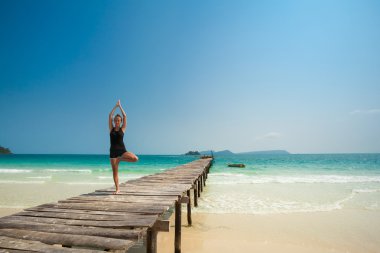 Yaz yoga seansı güzel tropikal Adası