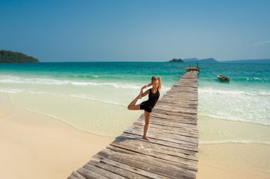 Yaz yoga seansı güzel tropikal Adası