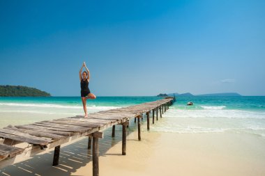 Yaz yoga seansı güzel tropikal Adası