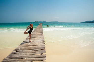 Yaz yoga seansı güzel tropikal Adası