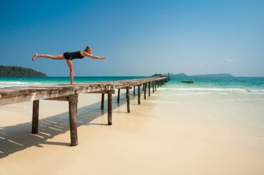 Yaz yoga seansı güzel tropikal Adası