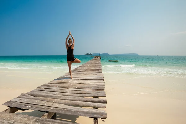 Sesión de yoga de verano en hermosa isla tropical —  Fotos de Stock