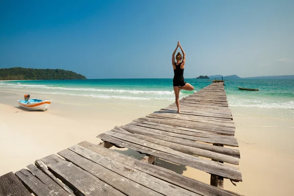 Sommer-Yoga-Sitzung auf wunderschöner tropischer Insel — Stockfoto