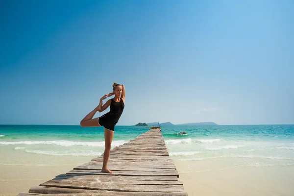 Sessione di yoga estiva nella bellissima isola tropicale — Foto Stock