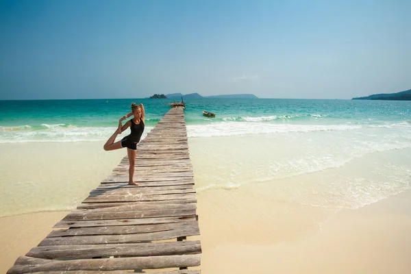 Летняя йога на красивом тропическом острове — стоковое фото