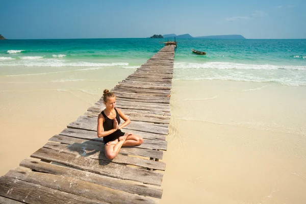 Nyári jóga ülésén a gyönyörű trópusi sziget — Stock Fotó