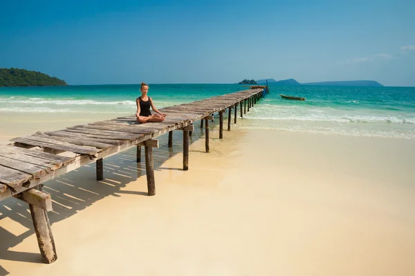 Sommer-Yoga-Sitzung auf wunderschöner tropischer Insel — Stockfoto