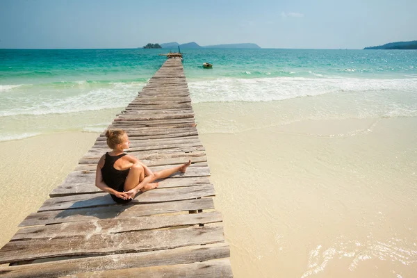 Nyári jóga ülésén a gyönyörű trópusi sziget — Stock Fotó