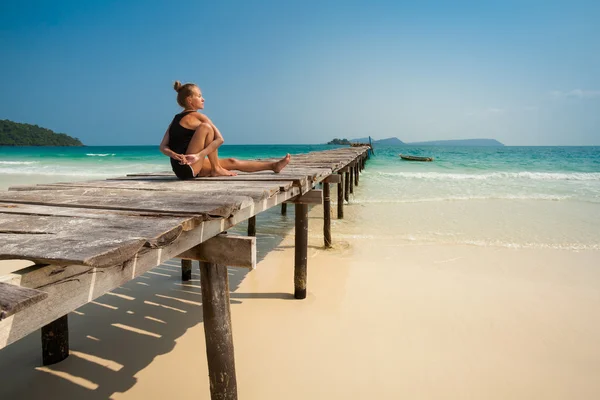 Sommar yoga session i vacker tropisk ö — Stockfoto