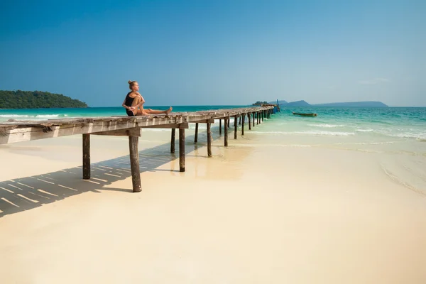 Sommer-Yoga-Sitzung auf wunderschöner tropischer Insel — Stockfoto