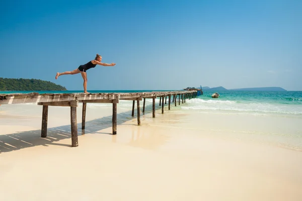 Sommar yoga session i vacker tropisk ö — Stockfoto