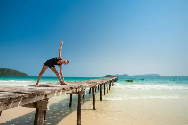 Sessione di yoga estiva nella bellissima isola tropicale — Foto Stock