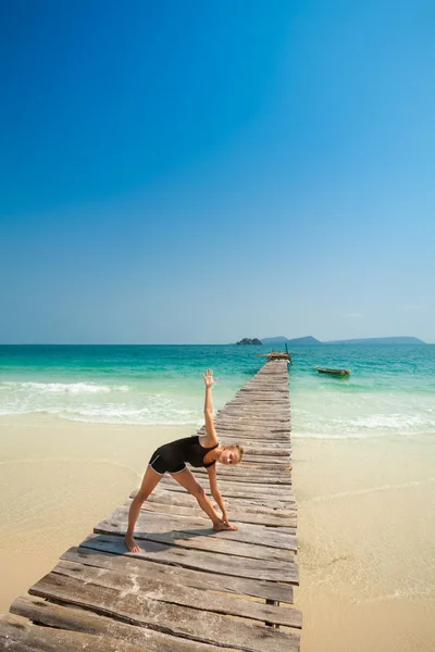Sessione di yoga estiva nella bellissima isola tropicale — Foto Stock