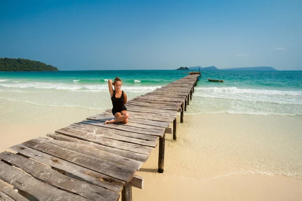 Sessione di yoga estiva nella bellissima isola tropicale — Foto Stock