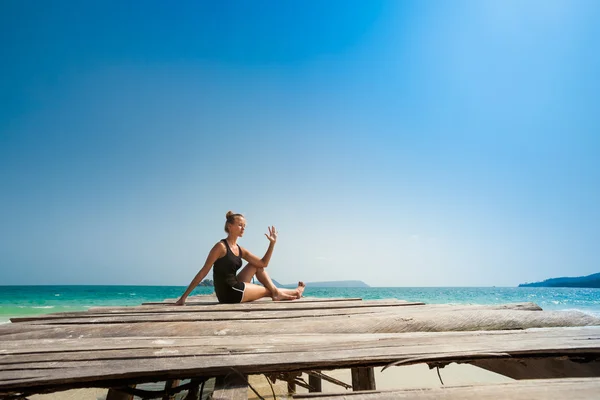 Sessione di yoga estiva nella bellissima isola tropicale — Foto Stock