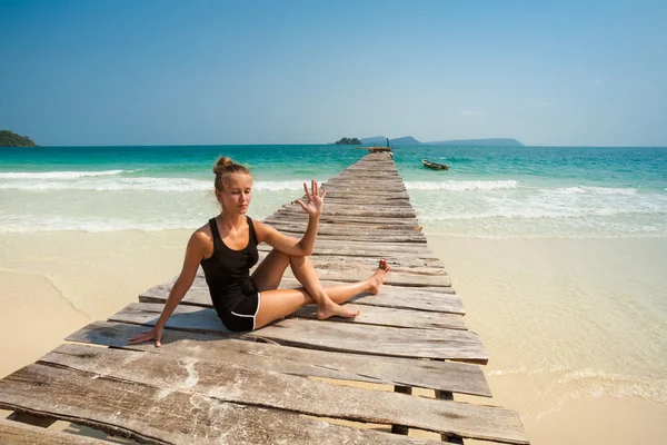 夏天练习瑜伽的美丽的热带岛屿 — 图库照片