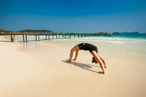 Sessione di yoga estiva nella bellissima isola tropicale — Foto Stock