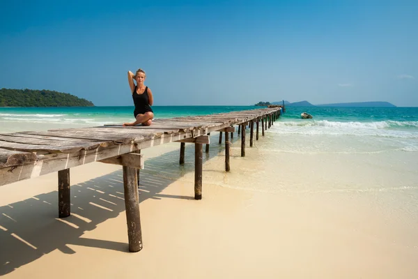 Sommer-Yoga-Sitzung auf wunderschöner tropischer Insel — Stockfoto