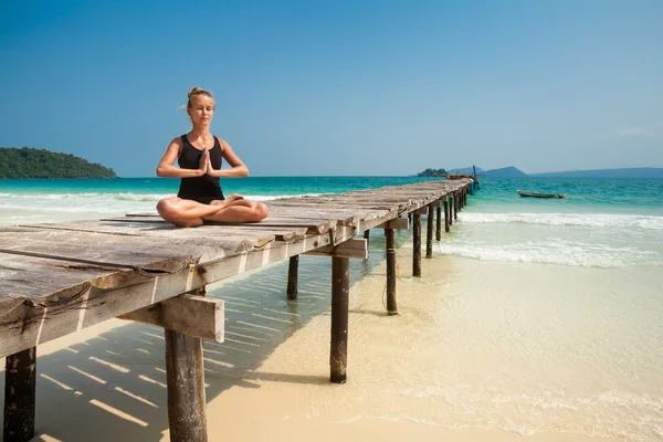 Sessione di yoga estiva nella bellissima isola tropicale — Foto Stock