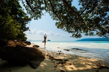 Yaz yoga seansı güzel tropikal Adası