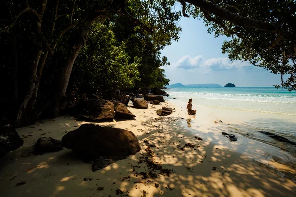 Séance de yoga d'été dans une belle île tropicale — Photo
