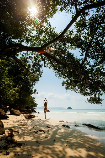 Sommer-Yoga-Sitzung auf wunderschöner tropischer Insel — Stockfoto