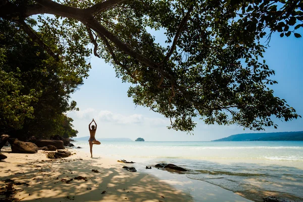 Sommar yoga session i vacker tropisk ö — Stockfoto