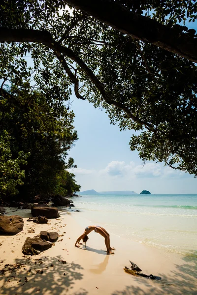 Yaz yoga seansı güzel tropikal Adası — Stok fotoğraf