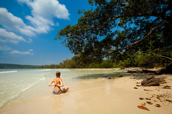 Sessão de ioga de verão na bela ilha tropical — Fotografia de Stock