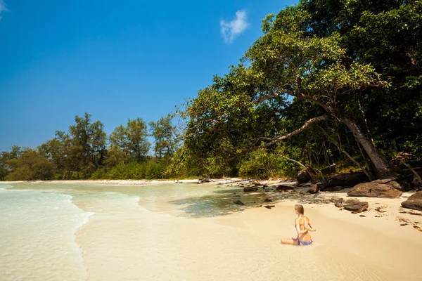 Zomer yoga sessie in prachtige tropische eiland — Stockfoto