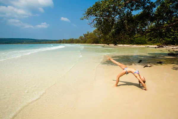 Summer yoga session in beautiful tropical island — Stock Photo, Image