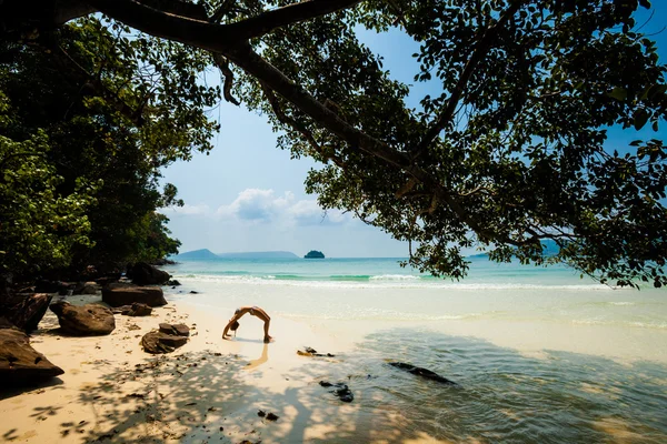 Séance de yoga d'été dans une belle île tropicale — Photo