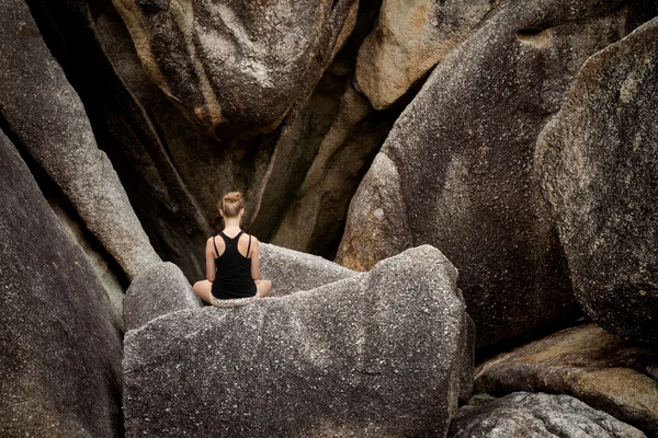 Sesión de yoga de meditación sobre rocas —  Fotos de Stock