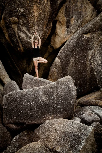 Sommer-Yoga auf Felsen — Stockfoto