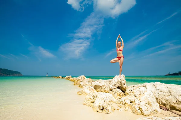 Sessione di yoga estiva su una spiaggia — Foto Stock