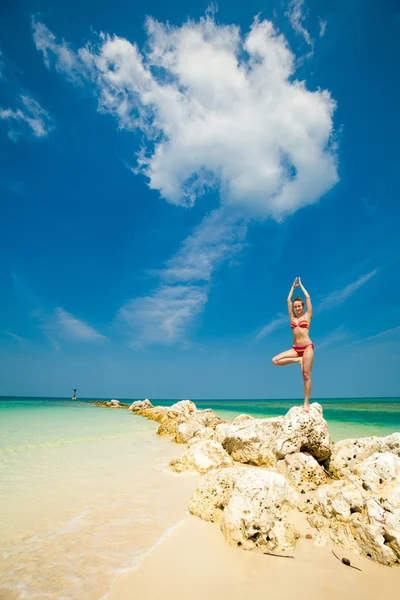 Sessione di yoga estiva su una spiaggia — Foto Stock